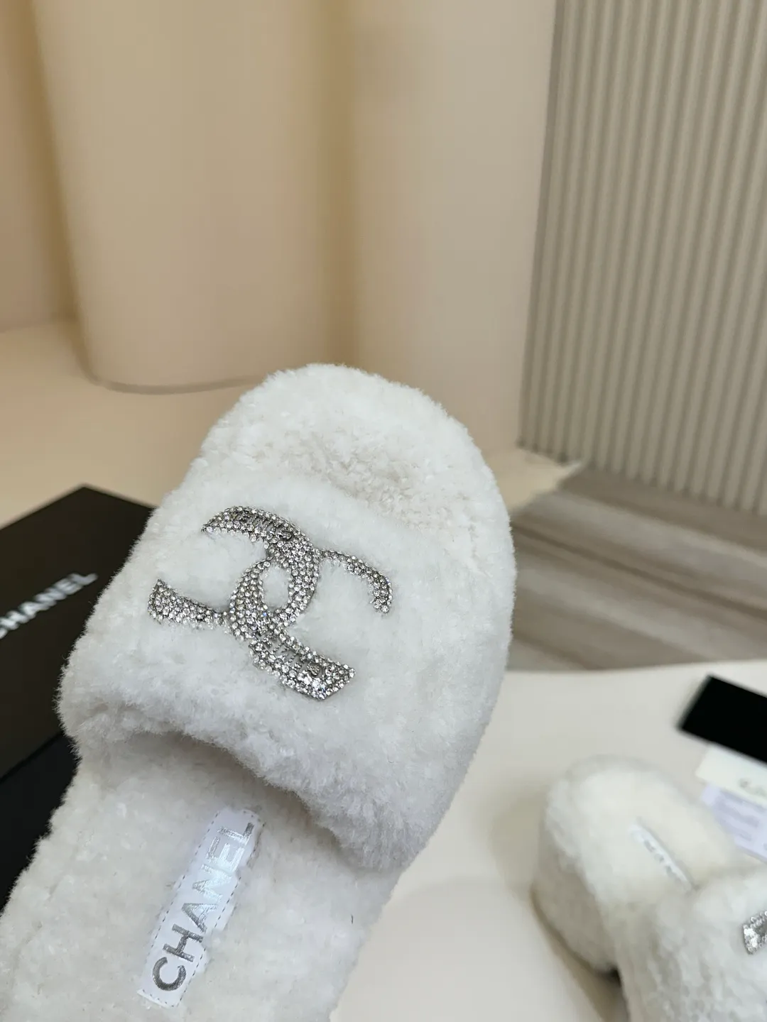 👟👟Ex-factory price 480👟👟 Chanel CHANEL thick-soled fur flip flops｜Finally waited for this pair of celebrity show style same style🧚♀️ The upper is covered with soft and waxy lamb wool, with classic double C diamond buckle👟👟The texture is full of texture. As soon as you put it on, your sense of luxury will instantly soar. The inner lamb wool fabric is as comfortable as stepping on clouds☁️ Thickened rubber soles, 8cm at the heel, 6.5cm at the forefoot, with raised bars, easy to wear with long legs~ The wedge heel design is super easy to walk, lazy and fashionable. It is very elegant for daily outings and date wear. It is a must-have and versatile artifact for this autumn and winter, waiting for you~ #chanel slippers #Celebrity Style #Advanced Wearing Fabric: Lamb 🐑 Wool Lining: Lamb 🐑 Wool Feet: lamb 🐑 hair Outsole: wear-resistant and non-slip rubber outsole Size: 35–40